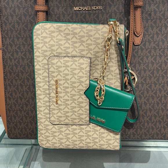 MICHAEL KORS JET SET ITEM LG 2 in 1 CARD CASE & WRISTLET
Palmetto Green
NWT - Picture 2 of 16